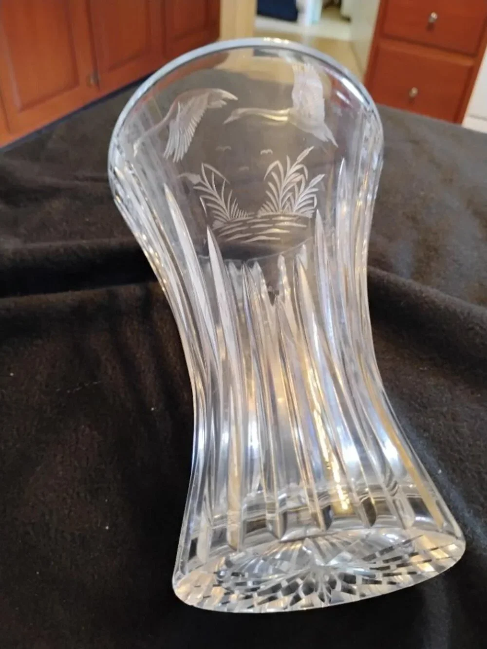 Ribbed crystal glass vase with swan etching